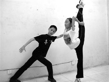 <em>12岁</em>表<em>兄妹</em>双双考上解放军艺术学院(图)-物理