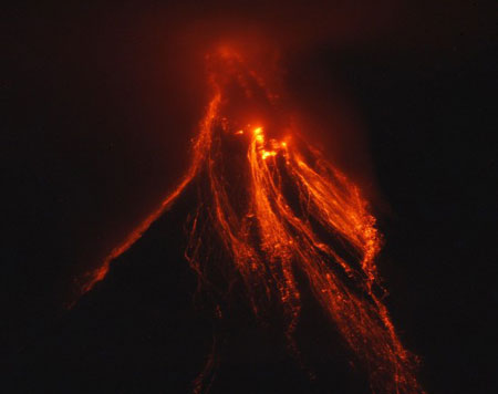 菲律宾火山开始喷发 岩浆流3千多米-英语学科