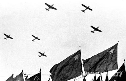 1949年10月1日,开国大典上,新中国空军的飞机从天安门上空飞过.