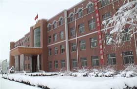 涿鹿县涿鹿中学位于古郡涿鹿县城北环文化街   号,始建于 1952 年