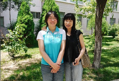 2010年高考文科第一名张佳颖(左)和班主任张晓英合影 晚报记者 叶