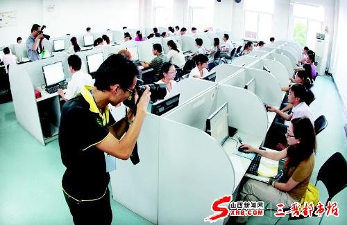 山西高考阅卷老师1920人 记者探营网上评卷