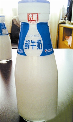 光明小口瓶鲜牛奶陷"变质门"
