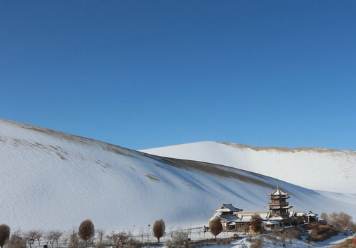 雪润敦煌 鸣沙山月牙泉迎壮美沙漠雪景