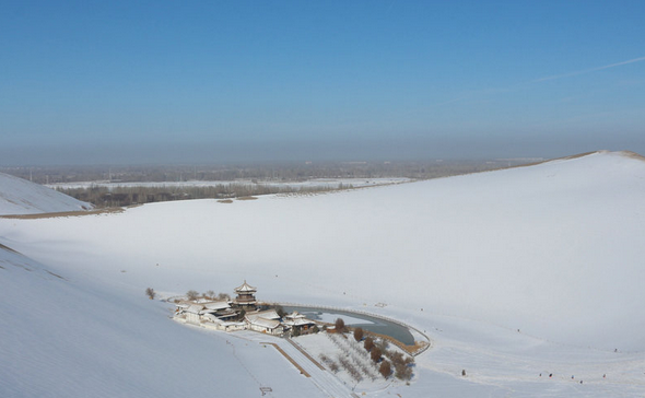 雪润敦煌 鸣沙山月牙泉迎壮美沙漠雪景