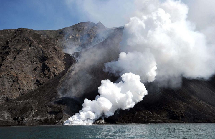 实拍意大利火山爆发震撼奇景