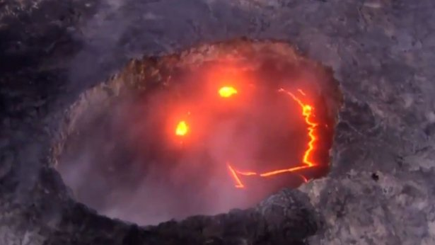 夏威夷火山会"微笑" 喷发岩浆吸引观光客