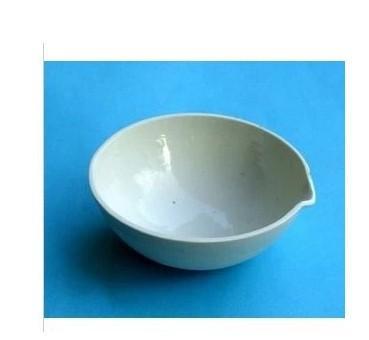 灼热的蒸发皿必须用坩埚钳夹持,热的蒸发皿