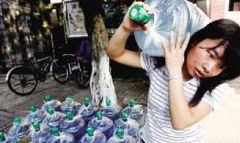 学生扛桶装水挣生活费