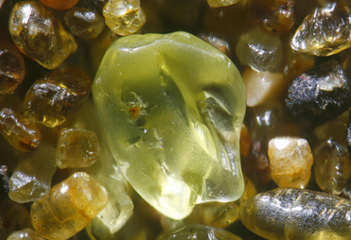 显微镜下看沙粒:色彩绚丽似宝石(组图)(1)