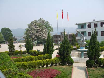 坡脚中学位于大方县西部,距县城42公里,是目前我县规模的一所农村