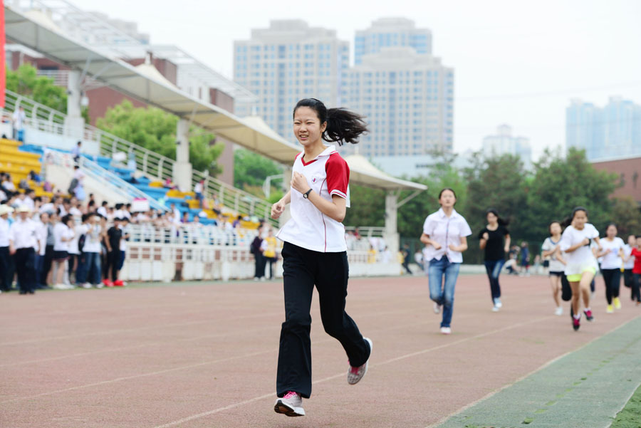 中考体育,无论男生1000米跑的满分标准4分35秒,还是女生800米跑的
